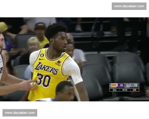 福克斯轻松写意空接暴扣,与球迷互动点燃现场激情