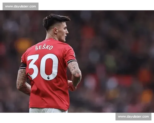 前曼联铁卫力荐双星：姆贝莫锋线利刃 + 库尼亚中场新核