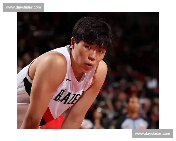 杨瀚森选秀西装暗藏甜蜜密码！疑似女友曝光，青梅竹马清纯般配